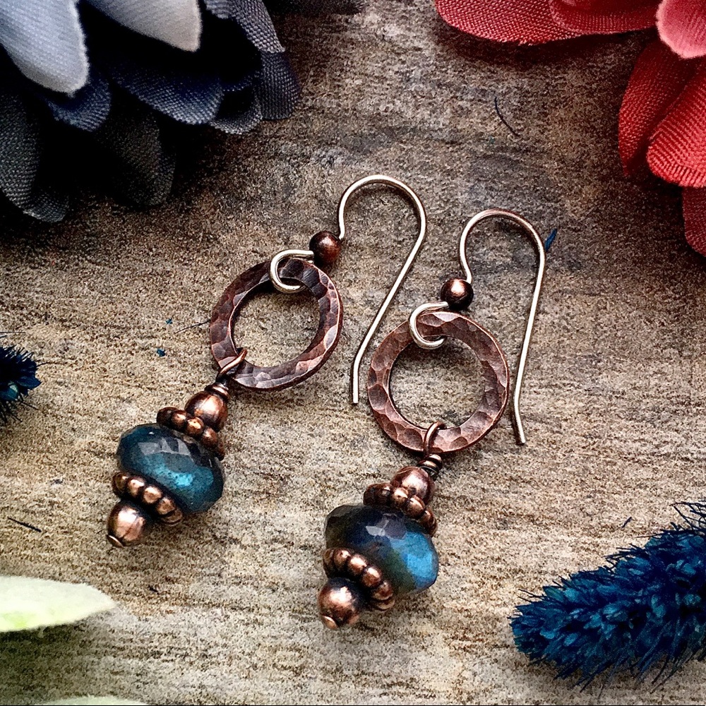Hammered copper labradorite dangle earrings - Picture 7 of 8